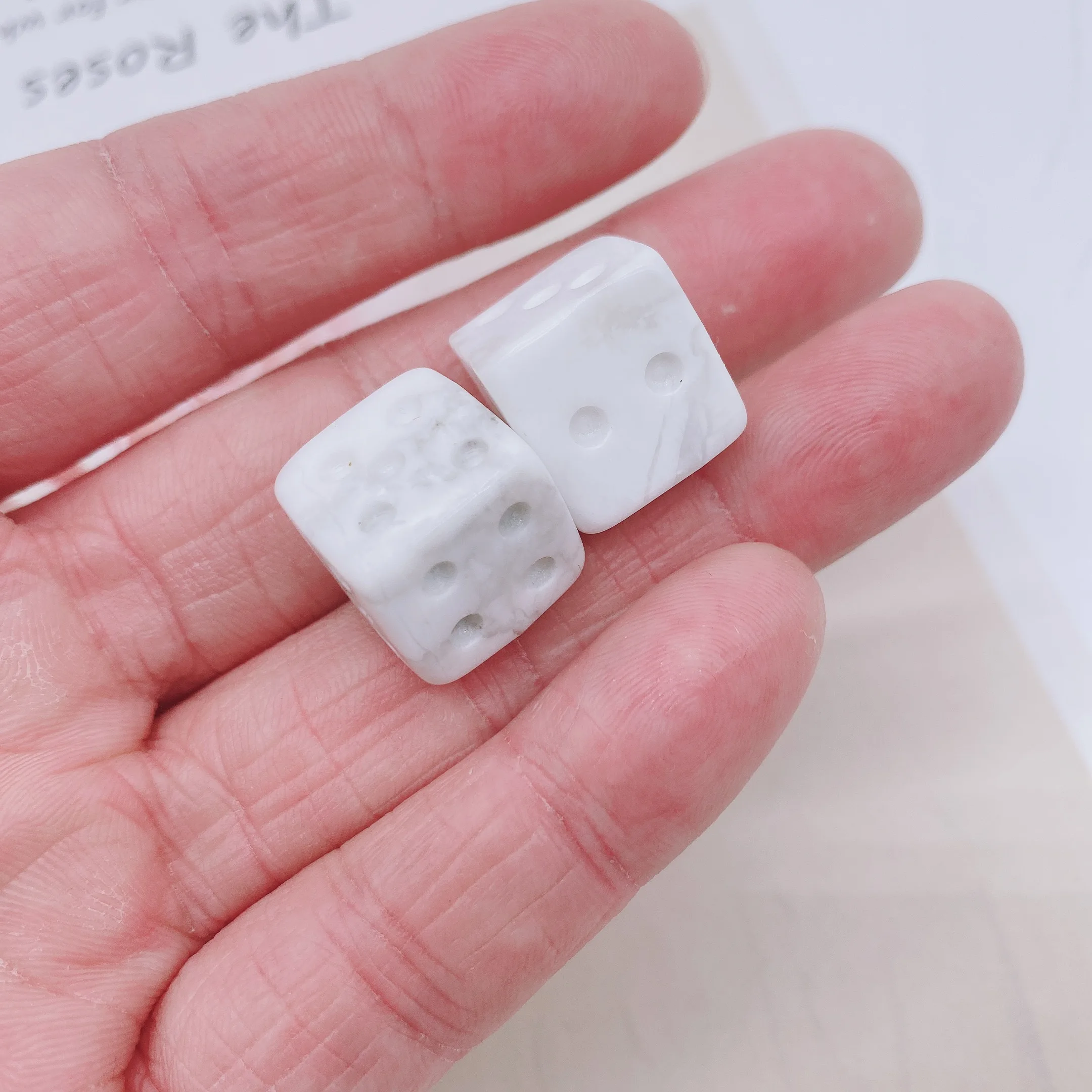 2pcs Natural Howlite Dice Energy Reiki Gemstone Cube Palm Carving Decoration Crystal Quartz Healing High Quality For Gift