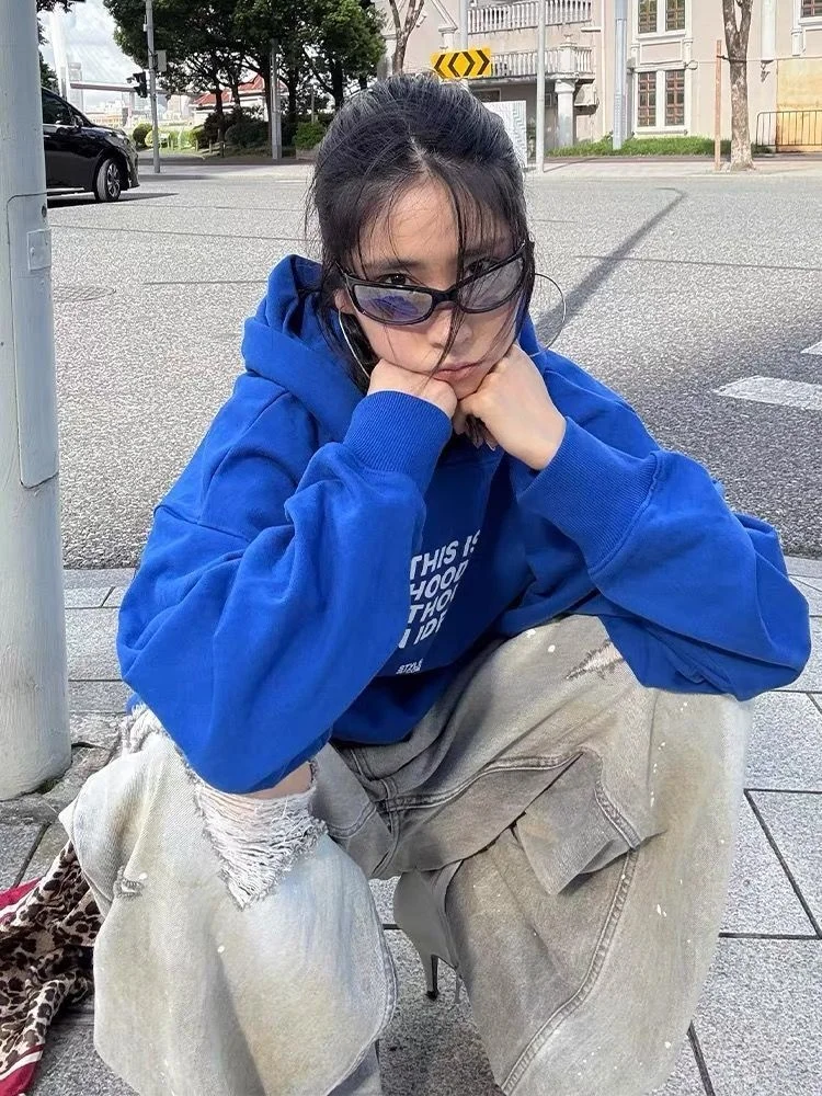 Krótki bluza z kapturem w kolorze królewskiego błękitu - Oversize, długi rękaw, nadruk z literami, styl casual streetwear, moda Y2K, bluza z kapturem, luźne topy na jesień