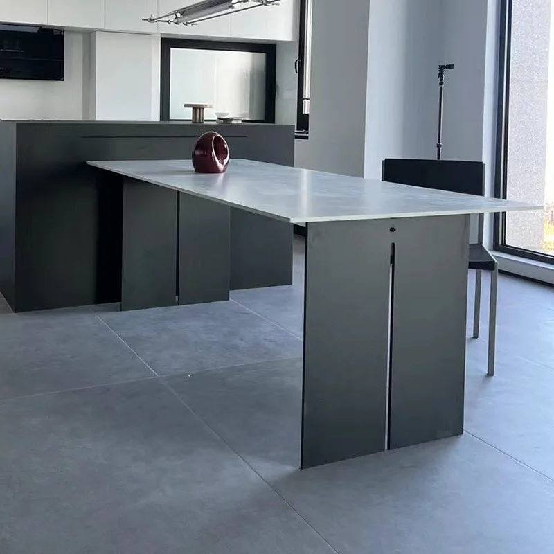 Steunframe van massief koolstofstaal met tafelpoten