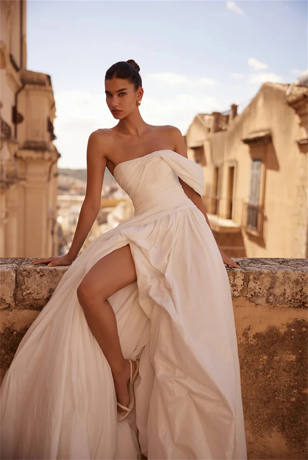 Abito da sposa monospalla bianco personalizzato Tokyo senza maniche A-Line con cerniera posteriore Abiti da sposa 2025 Abiti da sposa con spacco alto laterale