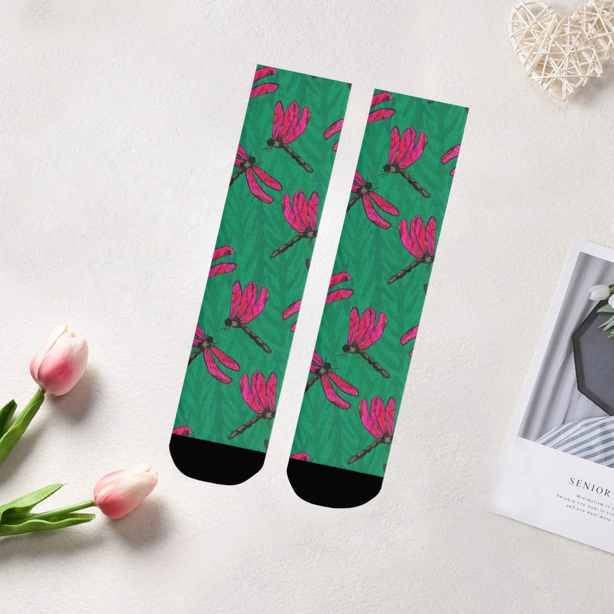 Warme Retro Nature Crew-Socken, moosgrüne Basis mit Vintage-Libellen, atmungsaktiver, hautfreundlicher Stoff für den täglichen Gebrauch oder auf Reisen