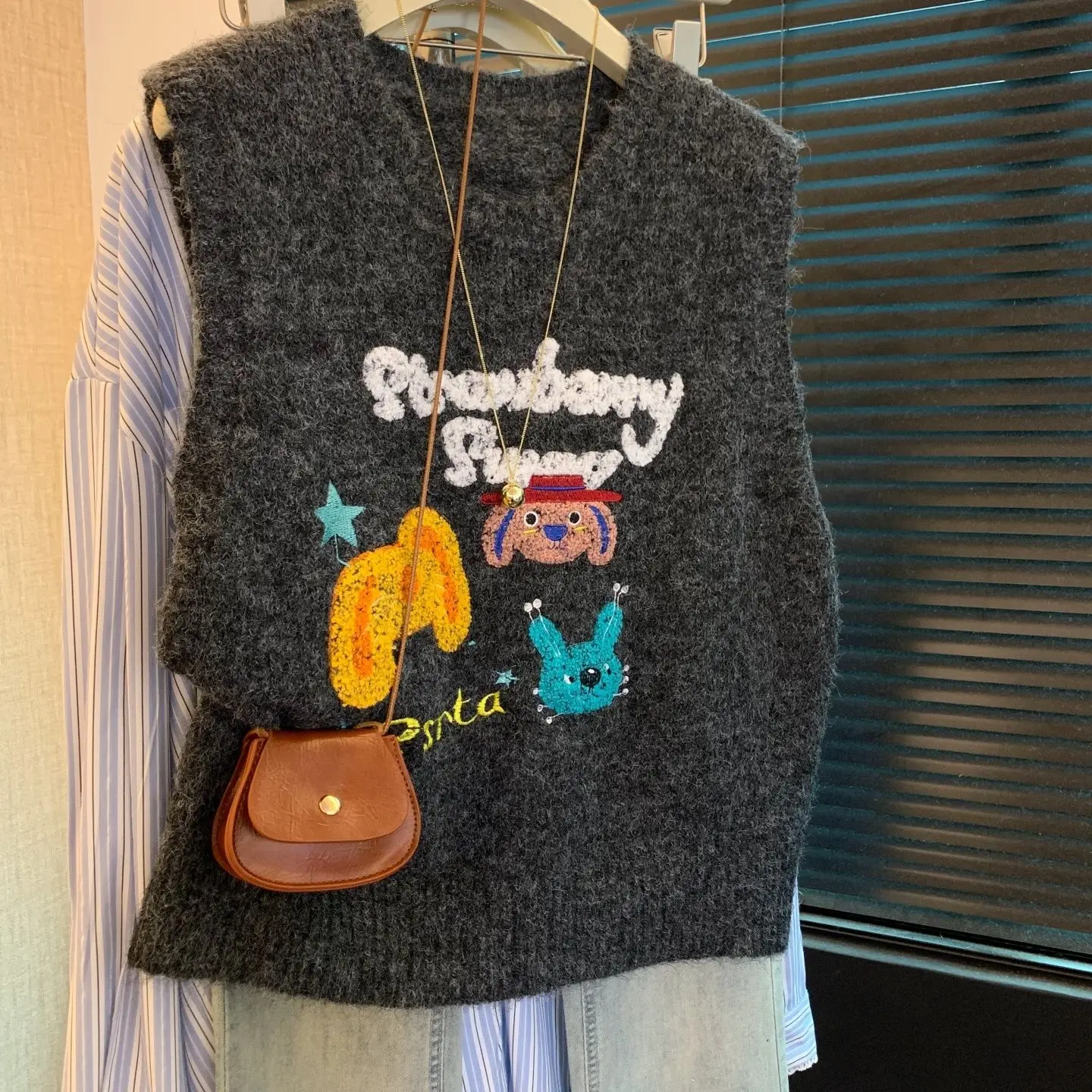 

Fun cartoon jacquard knitted vest vest women's autumn new high-end gentle soft waxy sweater vest stacked wear