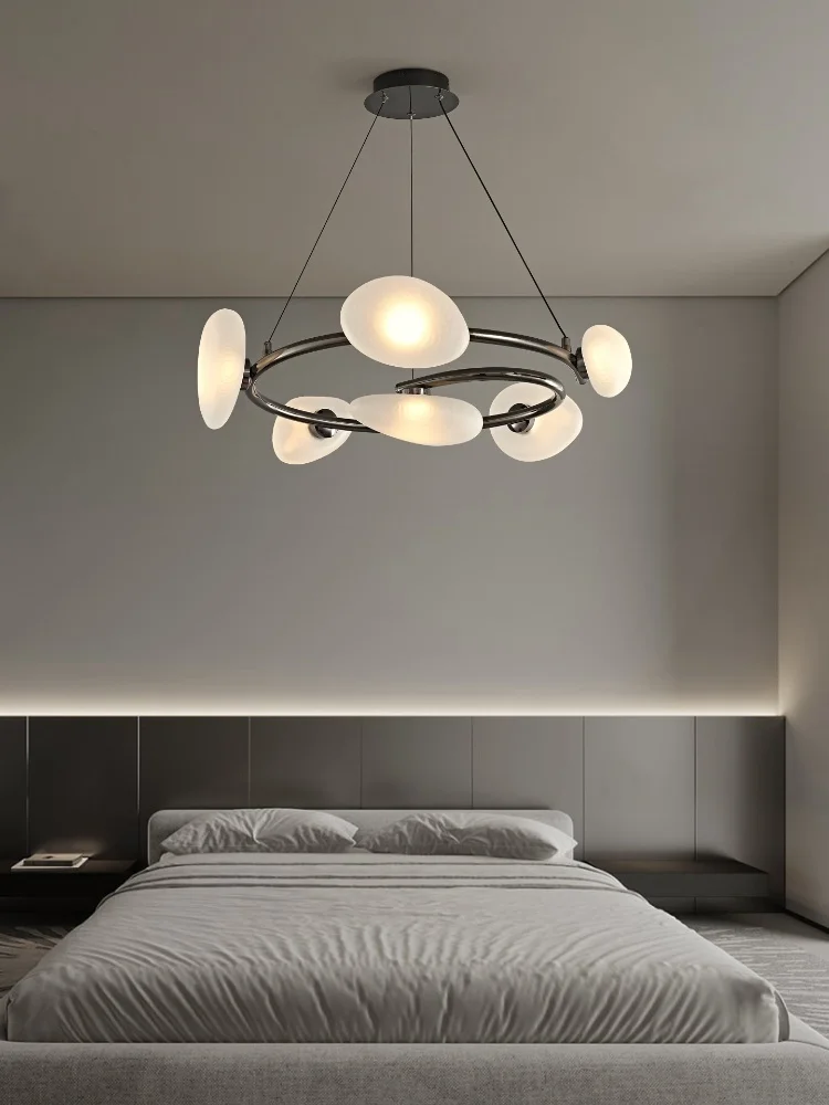 Lampu gantung ruang tamu gaya Italia, nuansa mewah nan elegan, pencahayaan kamar tidur yang simpel dan personal, lampu ruang makan dan ruang belajar.