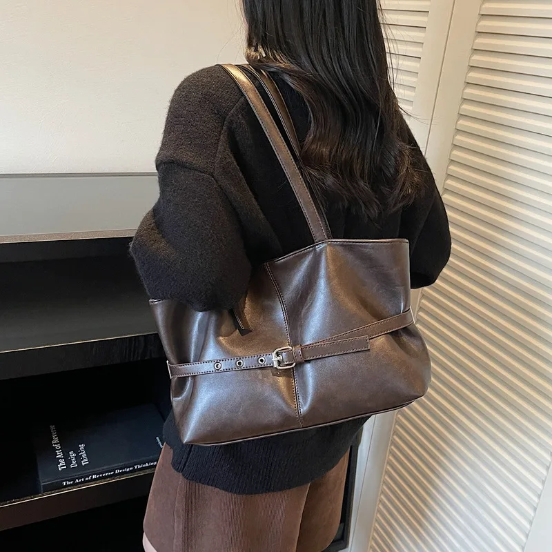 

2025 Luxe Commuter Tote Bag, Vintage Biker Shoulder Purse for Women, Spacious Day-to-Night Bag, Minimalist Crossbody, Textured