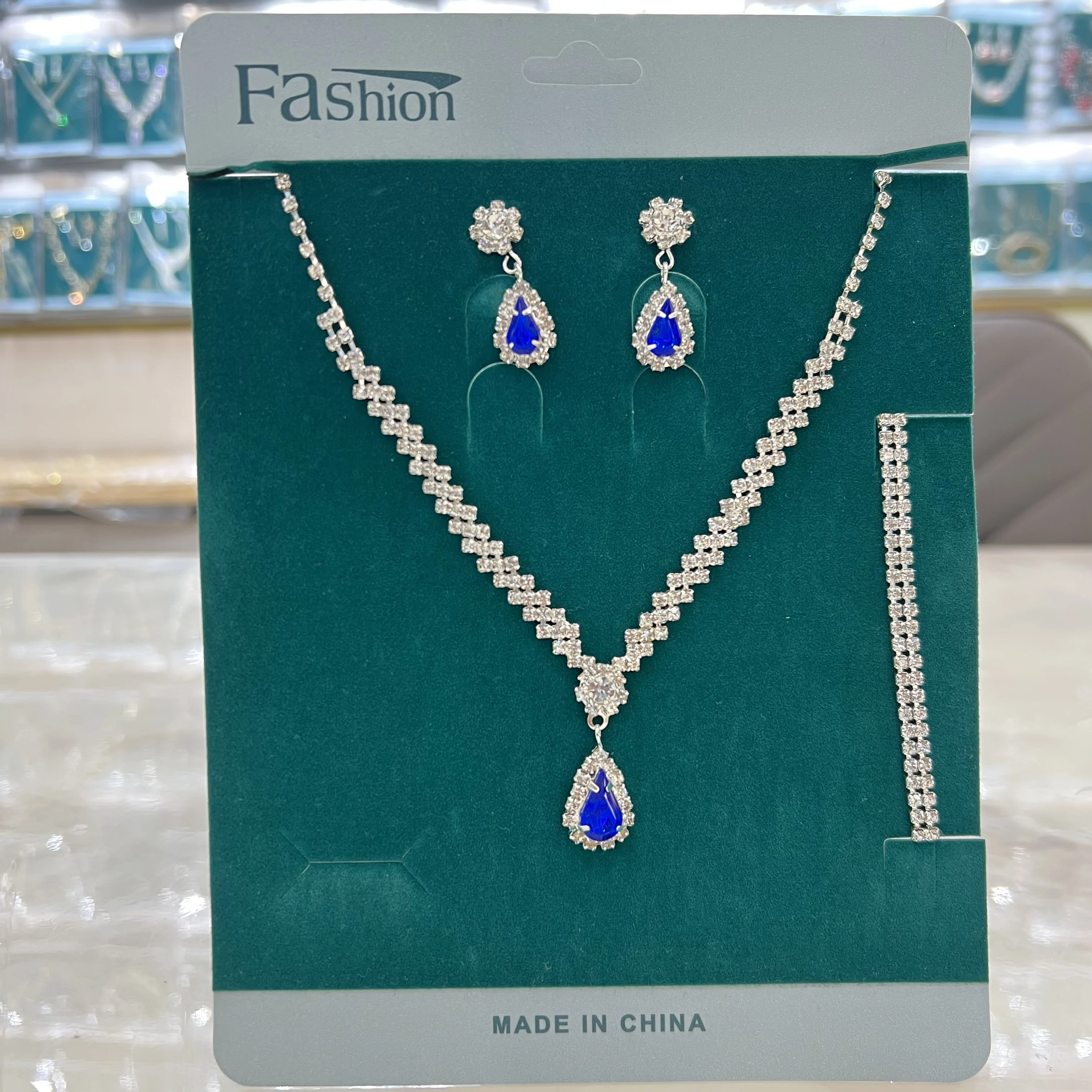 4-piece fashionable women\'s jewelry set with claw chains, rhinestones, necklaces, earrings, bracelets, gorgeous jewelry accessor