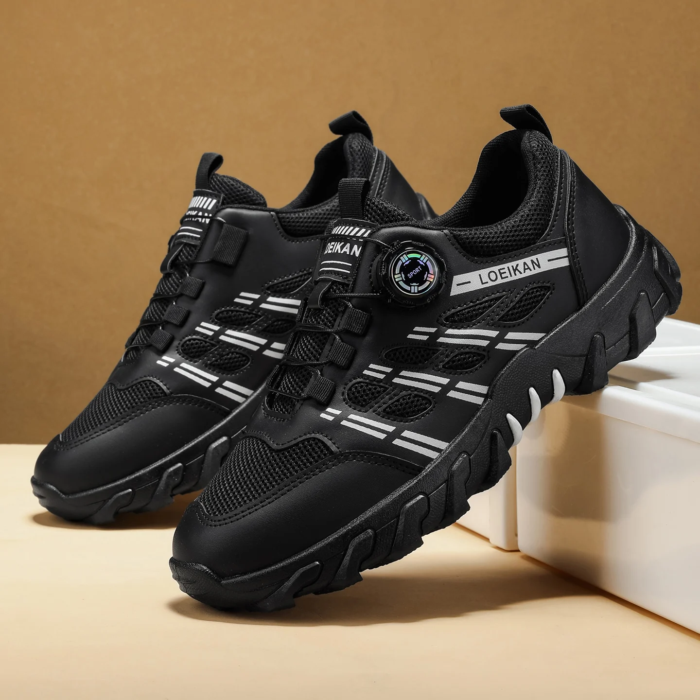 

Men's all-season outdoor casual hiking shoes, comfortable and breathable, featuring a twist buckle design.