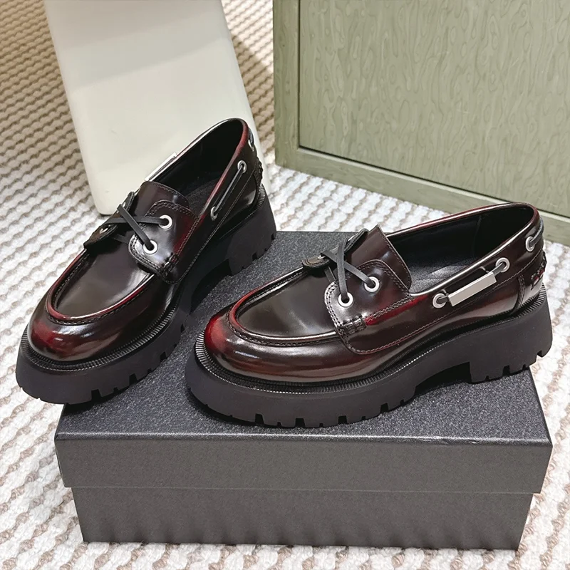 Mocasines de mujer de piel de vaca con corte de borde de alta calidad con suela gruesa y suela integrada de goma para moldear zapatos 25062313