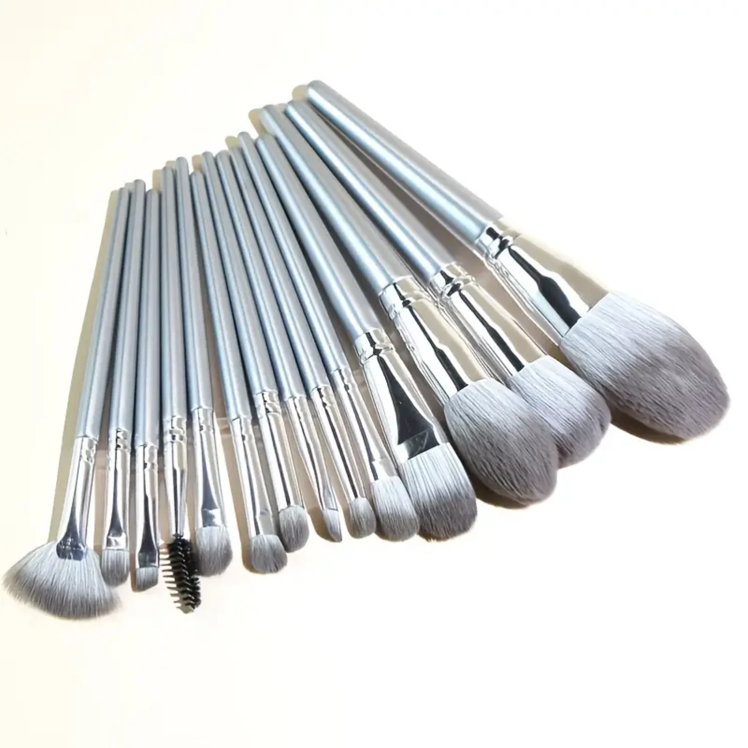 Ensemble de pinceaux de maquillage gris haute lumière, outil pour le visage avec cheveux super doux pour le maquillage de beauté, invitation à un ensemble de pinceaux pour les cils, 14 pièces