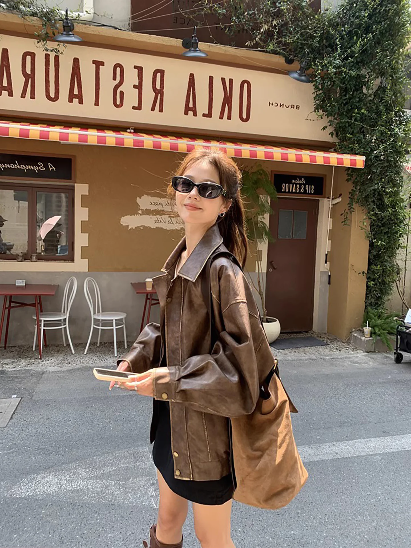 

Американская винтажная коричневая кожаная куртка для женщин, осенне-зимняя, свободного кроя, визуально стройнящая, в мотоциклетном стиле, ветрозащитная, с длинными рукавами