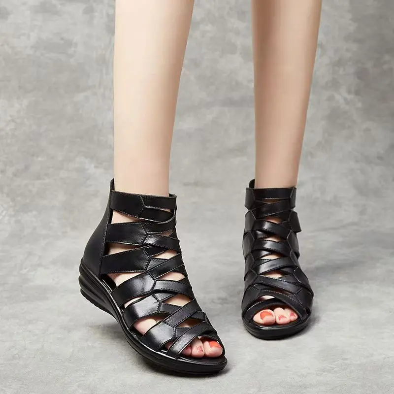 

Женские кожаные сандалии большого размера с открытым носком, весна-лето, мягкая подошва, нескользящие сандалии на высокой танкетке с застежкой-молнией, крутые ботинки