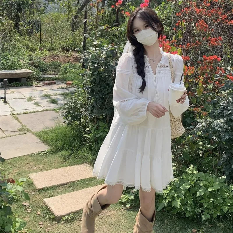 Verano 2025 nuevo vestido caliente francés con empalme hueco para mujer falda blanca de estilo suave