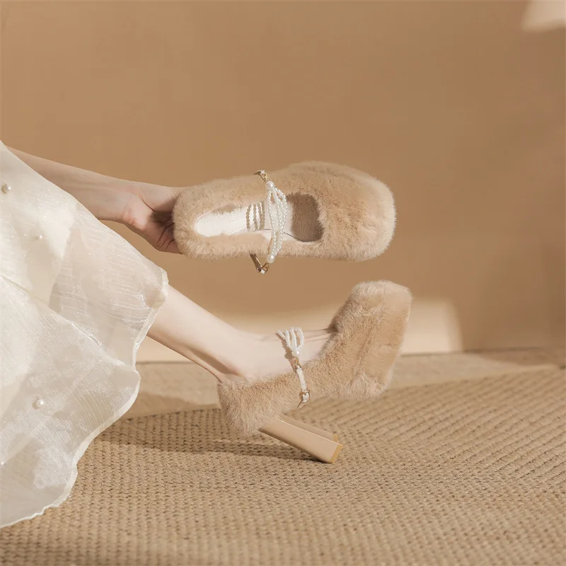 

Bloomsteps/зимние женские удобные туфли на высоком каблуке из искусственного меха, украшенные жемчугом, дизайн на массивном каблуке, элегантные дизайнерские свадебные туфли