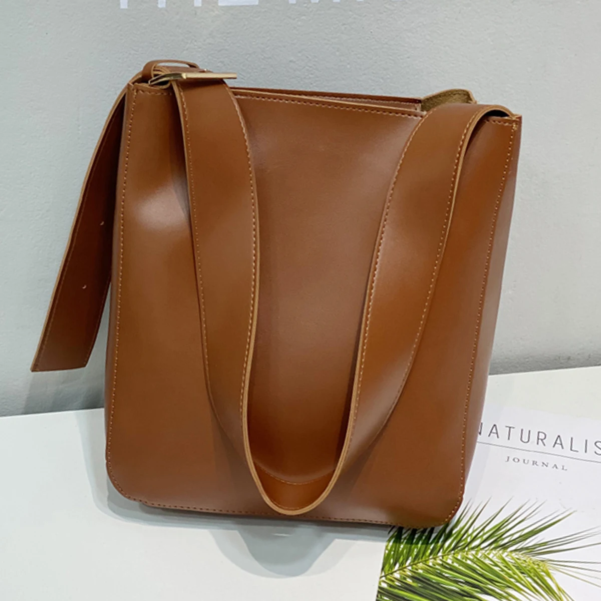 

Новая многофункциональная сумка-ведро в минималистском ретро-стиле с большой вместимостью, подходящая для ежедневных поездок и коротких путешествий.