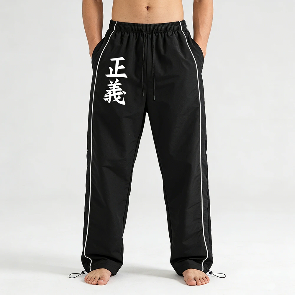 Herren-Sporthose in Schwarz mit chinesischem Schriftzug „Gerechtigkeit“ und weißen Seitenstreifen, Kordelzug, lässige, locker sitzende Hose – Detail 2