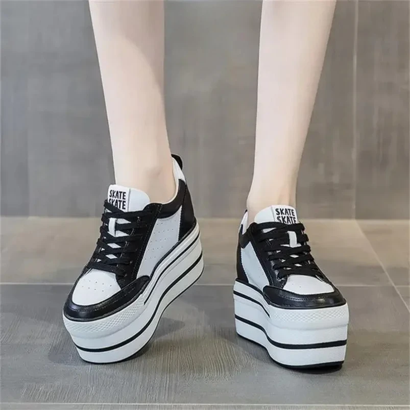 

2025 11 см, массивные кроссовки из воздушной сетки, кружевная дышащая обувь на танкетке и платформе, летние вулканизированные туфли из натуральной кожи на скрытом каблуке