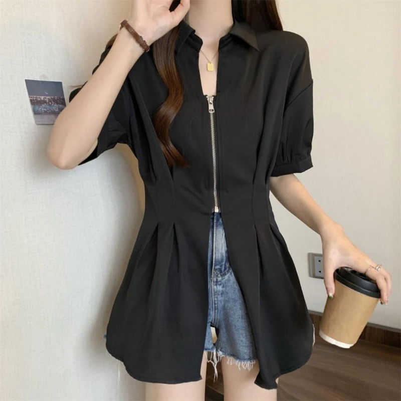 

Женская летняя легкая рубашка с коротким рукавом на молнии, приталенная, стройнящая, стильная, элегантная.