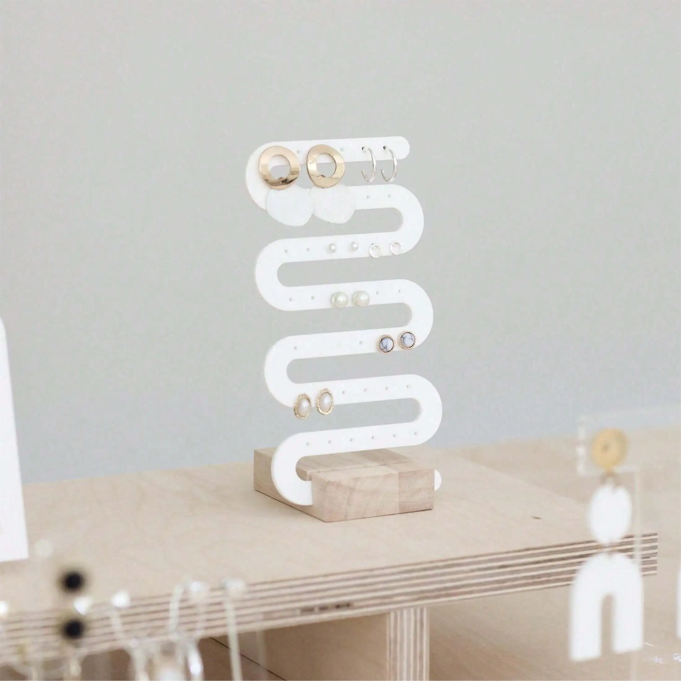 

Artistic Spiral Acrylic Jewelry Stand Display Rack for Living Room/Dressing Table, Light Luxury Accessory Display Prop