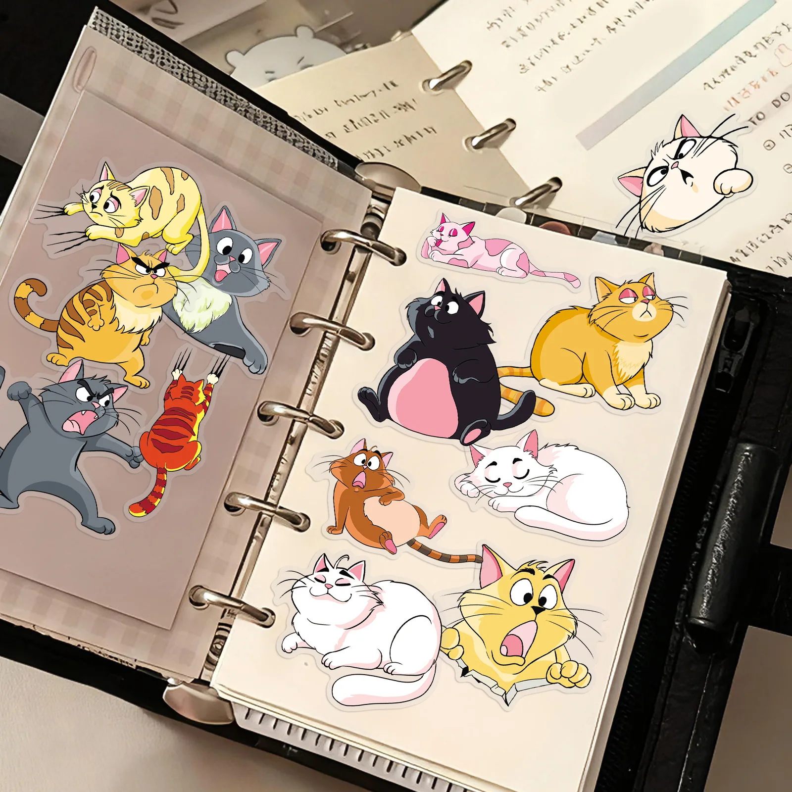 50 SZTUK Naklejek z Kreskówkowymi Kotami, Śmieszne Kotki, Graffiti, Wodoodporne, Przezroczyste Naklejki, Zabawka dla Dzieci, Prezent na Pudełko na Artykuły Papiernicze, Kubek na Wodę