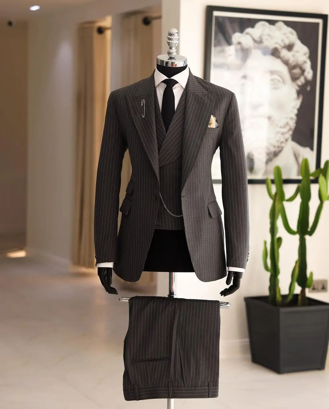 

Pinstripes 3 Pieces Blazer Vest Pants Men Suits Tuxedo Appliques One Button Peaked Lapel Formal Party Wedding Plus Size Tailored