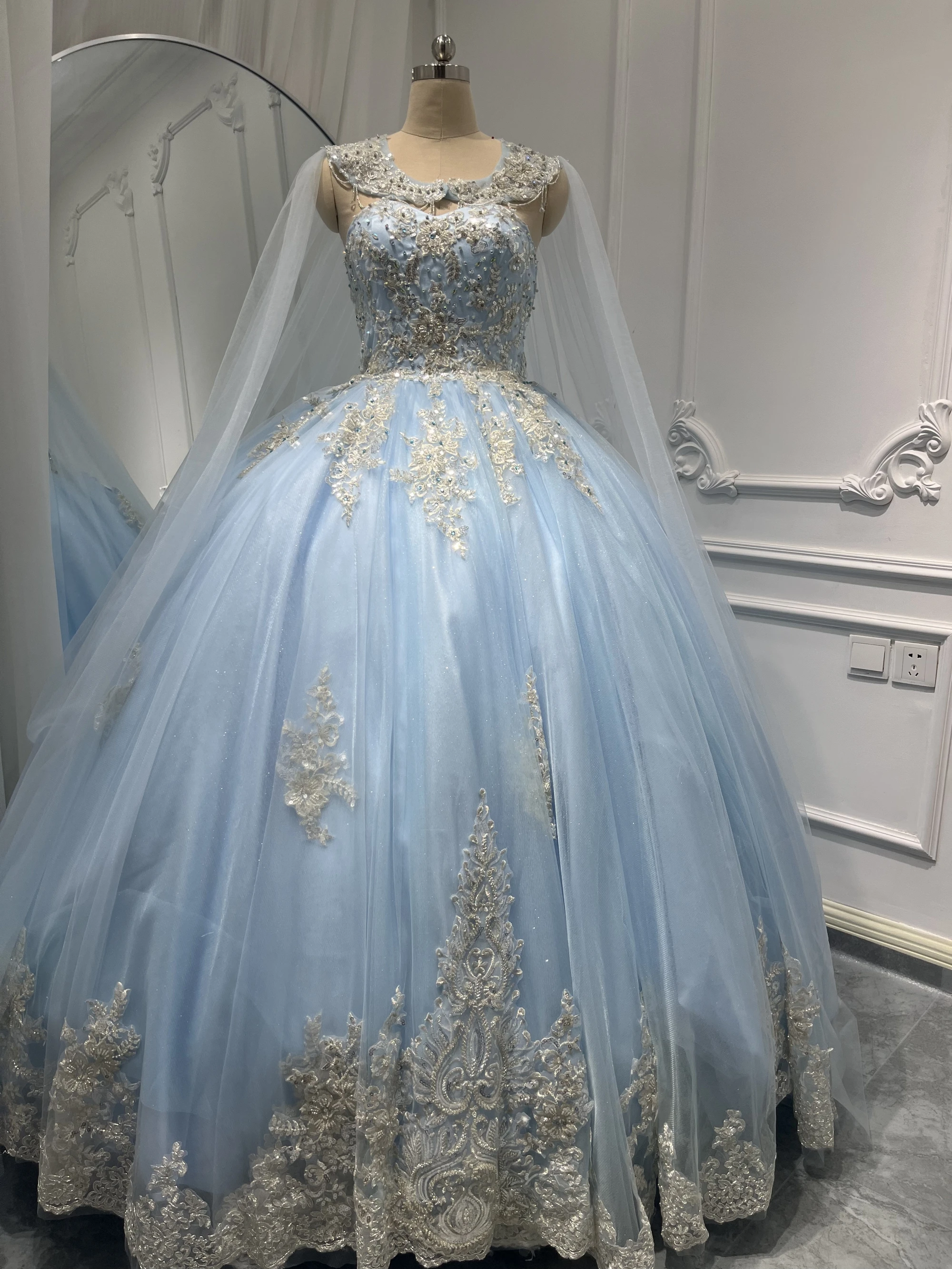 Imagen Real personalizada azul cielo 15th vestido para quinceañeras para niña con capa apliques de cuentas con cordones vestido de fiesta de graduación para mujer