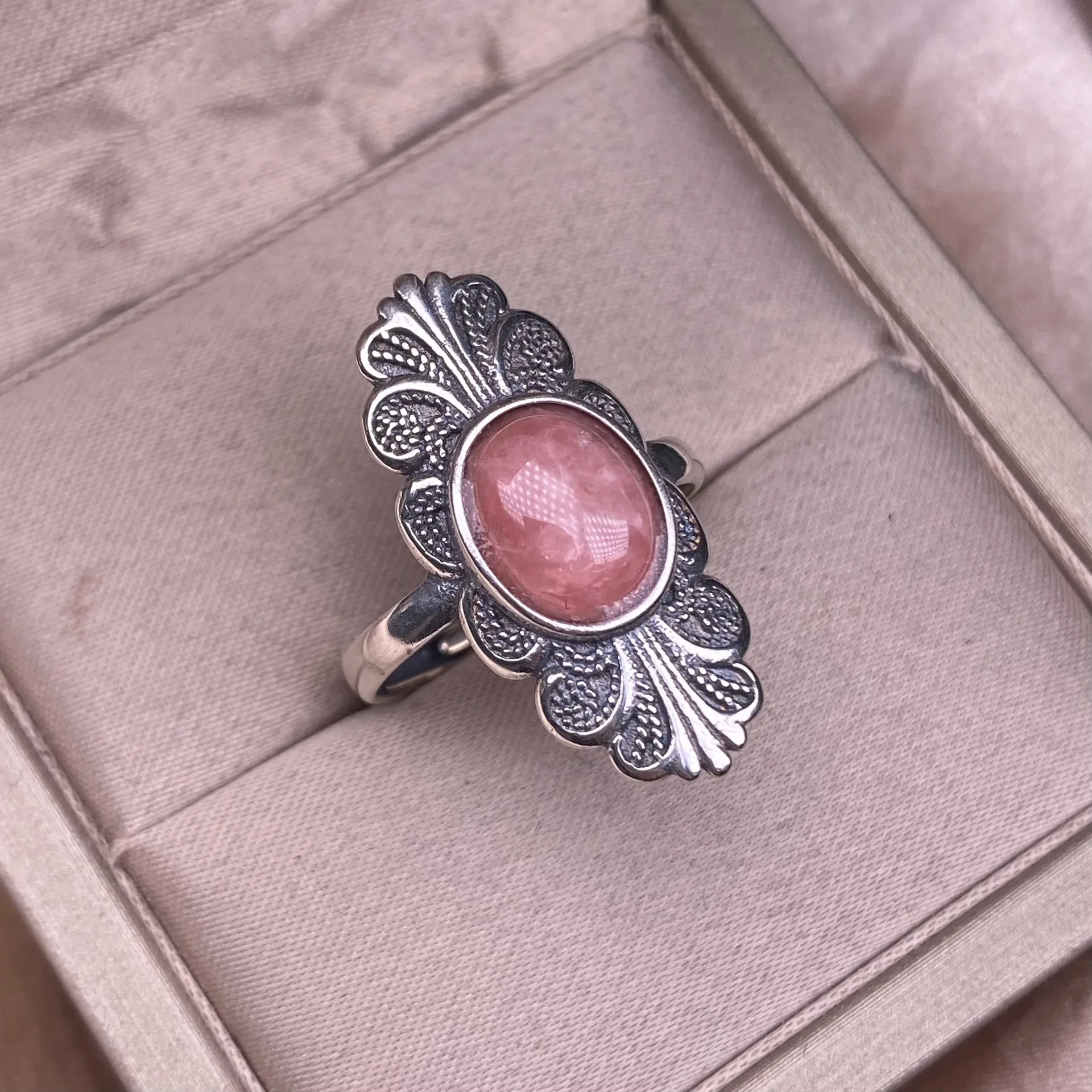 

S925 silver inlaid retro red patterned stone ring with exaggerated personality, long fashionable silver jewelry