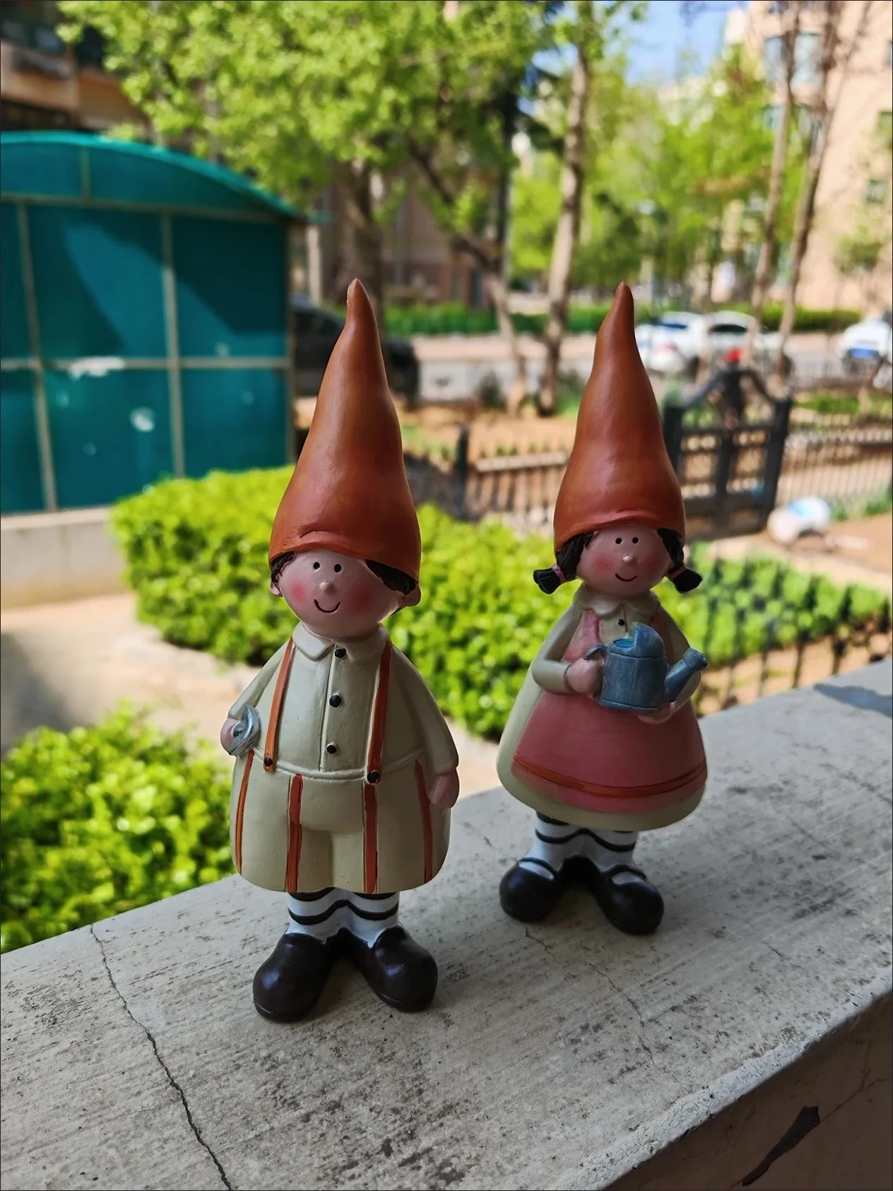 cour-jardin-dessin-anime-pays-couple-resine-ornement-salon-decoration-creative-decoration-exterieure-balcon-mignon