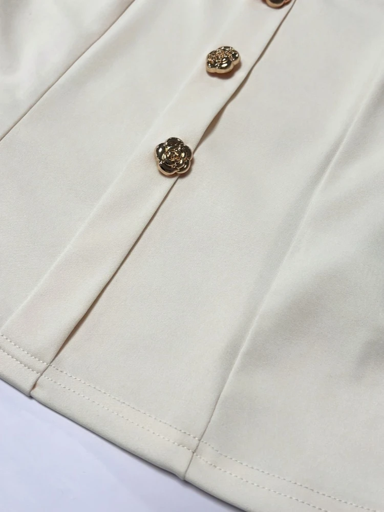 Damen-T-Shirt in Elfenbeinweiß mit quadratischem Ausschnitt und Knopfleiste vorne – Detail 4