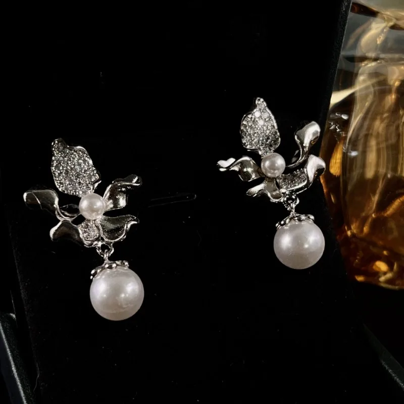 

[Huayang Allure City] Jewelry Pearl Iris Flower Stud Earrings, Niche High-end Temperament Jewelry, Versatile for Daily C