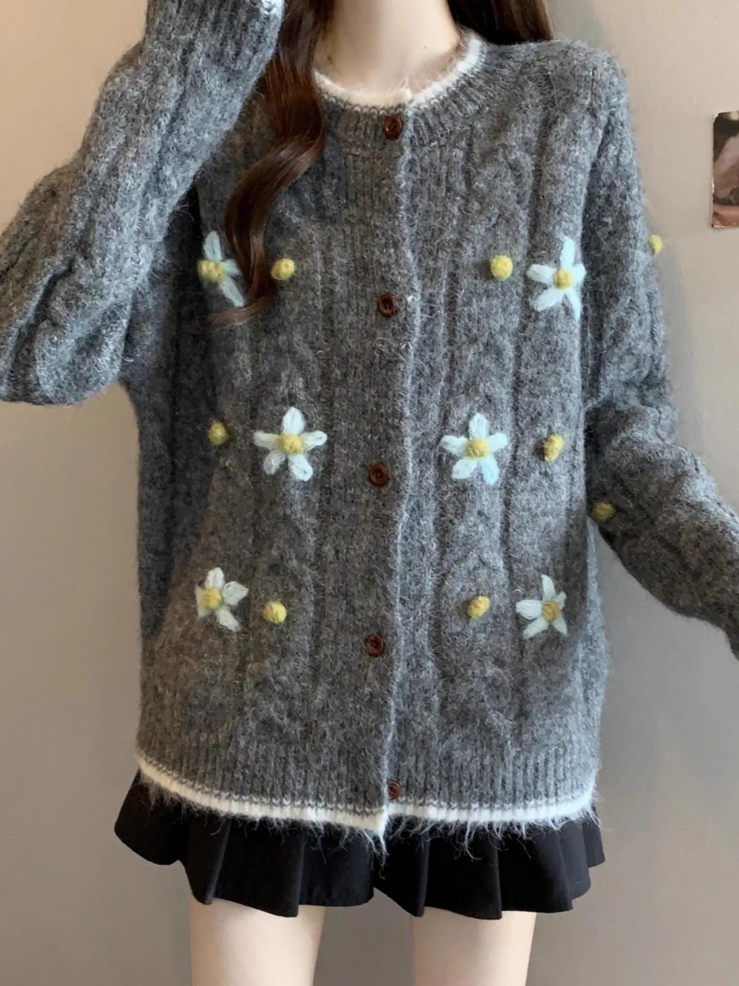 

Retro Early Autumn Women's Knitted Sweater Coat with Embroidered Flowers Soft And Warm High School Sle Long Sve Top