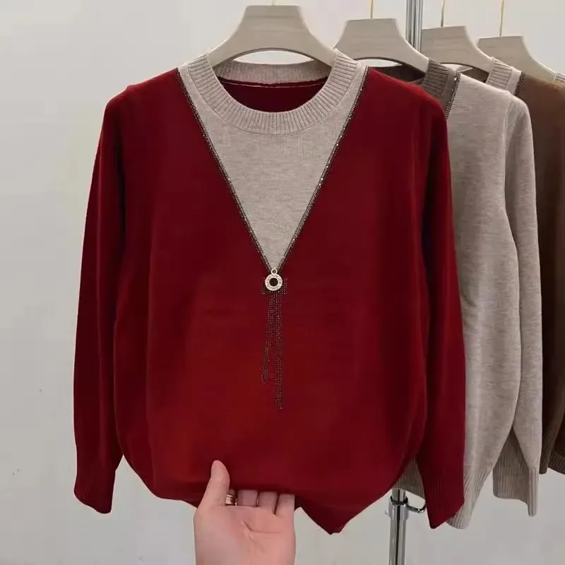 Damska moda, dzianinowa bluzka z okrągłym dekoltem, imitacja dwuczęściowego kompletu, jesienne sweterki odmładzające.