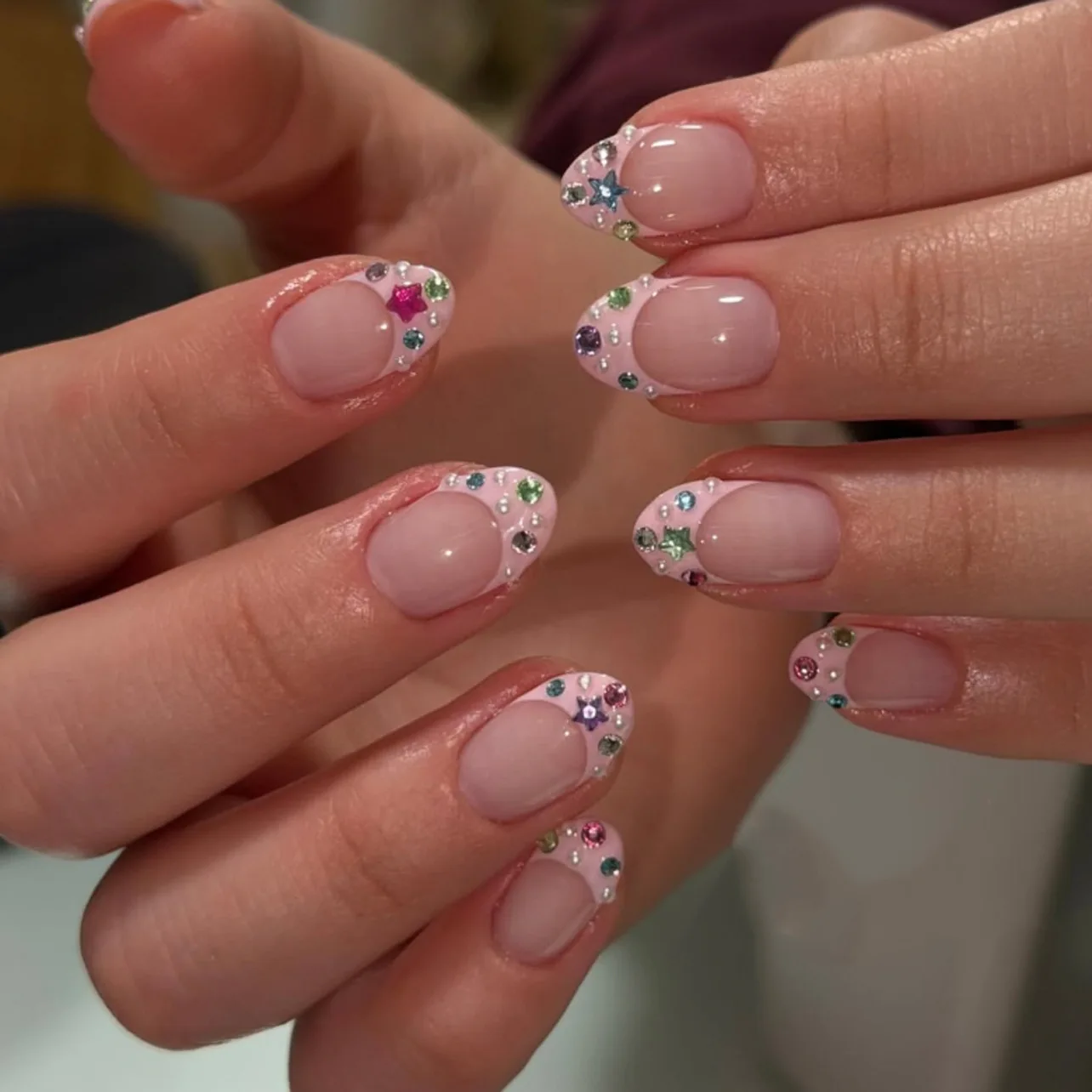 

24pcs Short Round Fake Nails Tips French Pink with Rhinestone Design Almond Press on Nails Acrylic Simple Pearl Decor False Nail