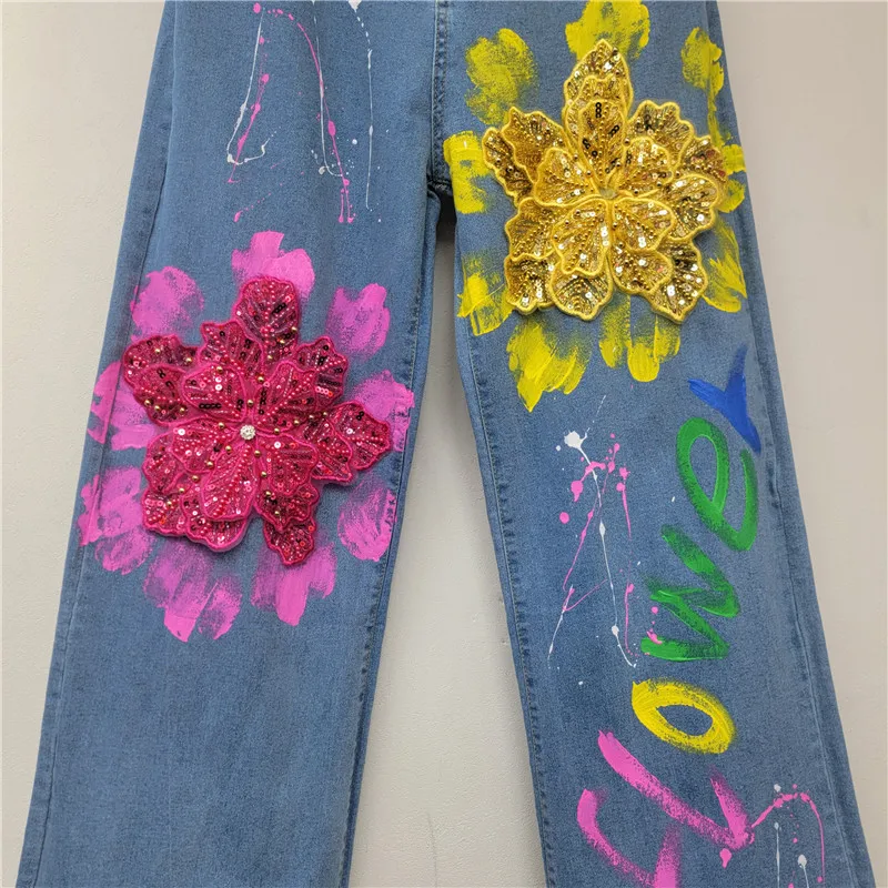 Handbemalte Graffiti-Persönlichkeit mit Pailletten und Blumen, lockere Jeans im Street-Style, lange Hosen, Denim-Hosen mit Sinn für europäisches Design