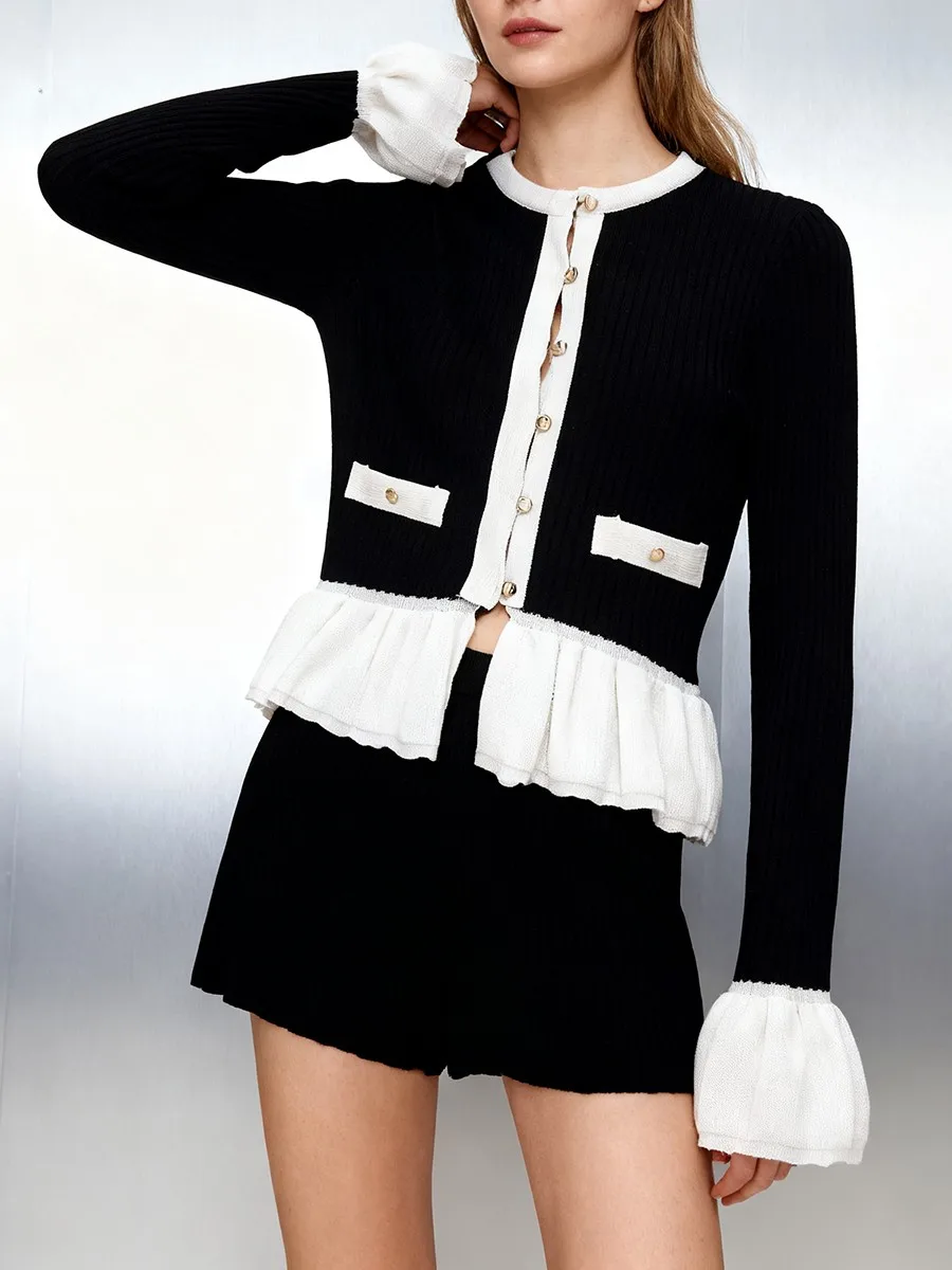 TWOTWINSTYLE Hit Color Chic Sweater for Women Round Neck Flare Sleeves Patchwork Metal Bucke Slimming Folds Hem Cardigan Female