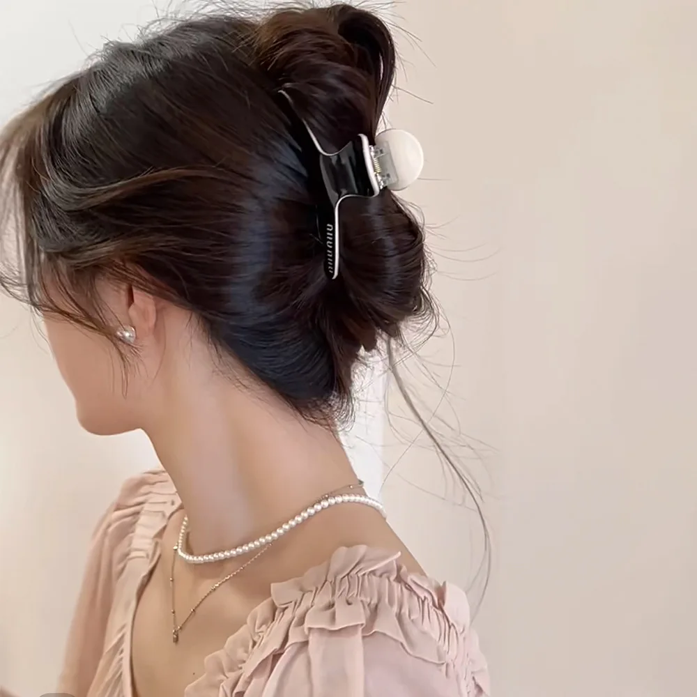 2024 nueva tendencia aleación resina letra asimétrica garra Clip Campus ocio Simple espalda cabeza Clip para el cabello mujer encanto accesorios
