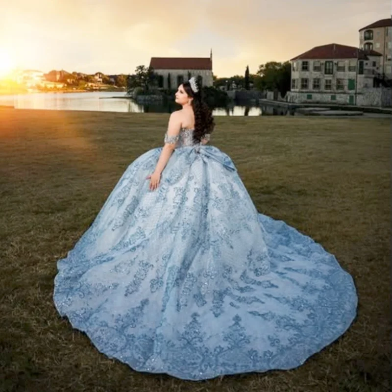 光沢のある青いキンセアニェーラドレス、クリスタルグリッターデカール、ロングテール、ボウレース、ボウ、ベスティドス・デ・15、キンセアニェーラ ﻿ カスタマイズ