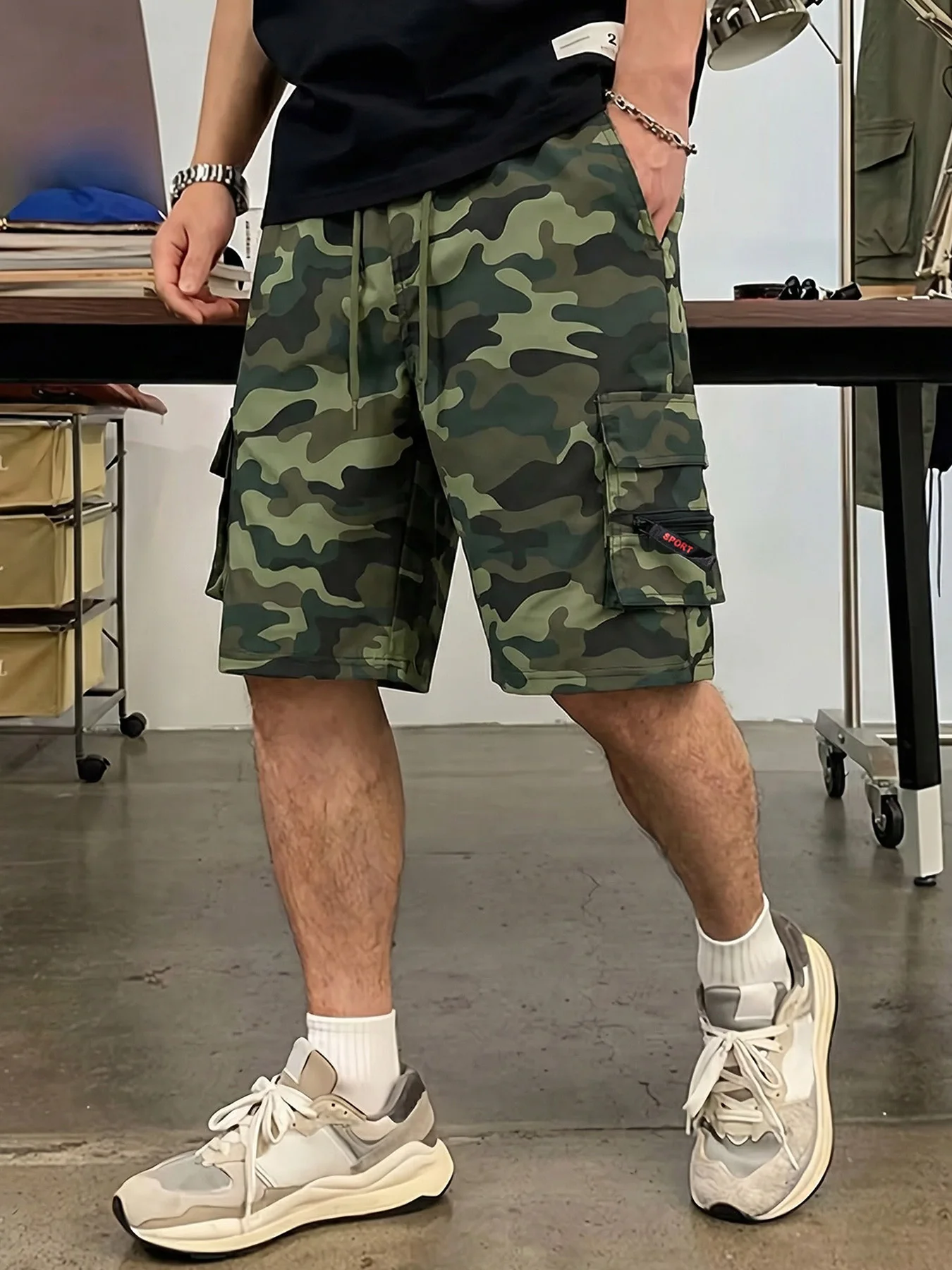 Gerade geschnittene Cargo-Shorts für Herren, leicht, atmungsaktiv, einfarbig, Kordelzug an der Taille mit Reißverschlusstaschen, lässige Sommer-Shorts – Detail 7