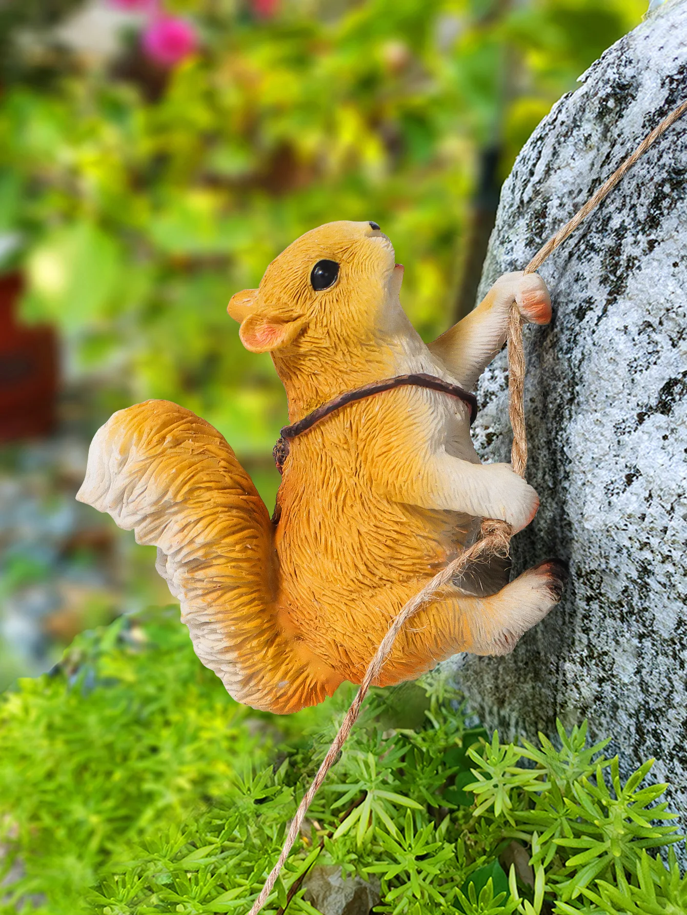 Cute Resin Climbing Squirrel Statue, Lifelike Hanging Ornament, Creative Animal Sculpture for Outdoor Garden Patio Yard Lawn