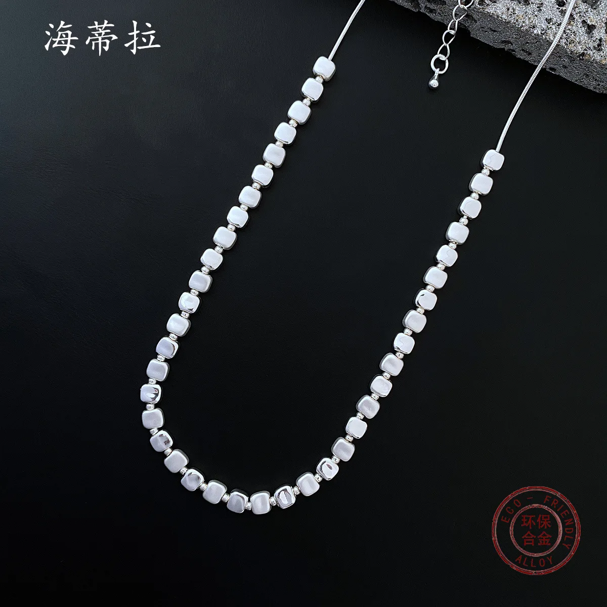 Hot-selling geometric small square alloy necklace, women's simple matte bright splicing small sugar cube necklace