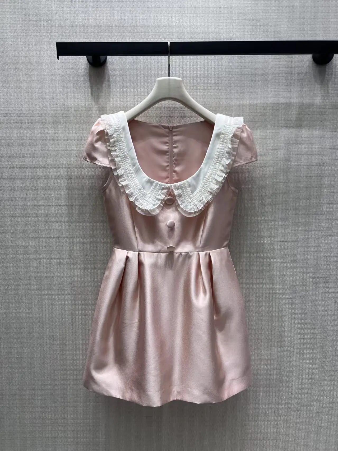 New doll collar dress with double layered lotus leaf lace and small fly sleeves, waist cinched, umbrella shaped, short skirt