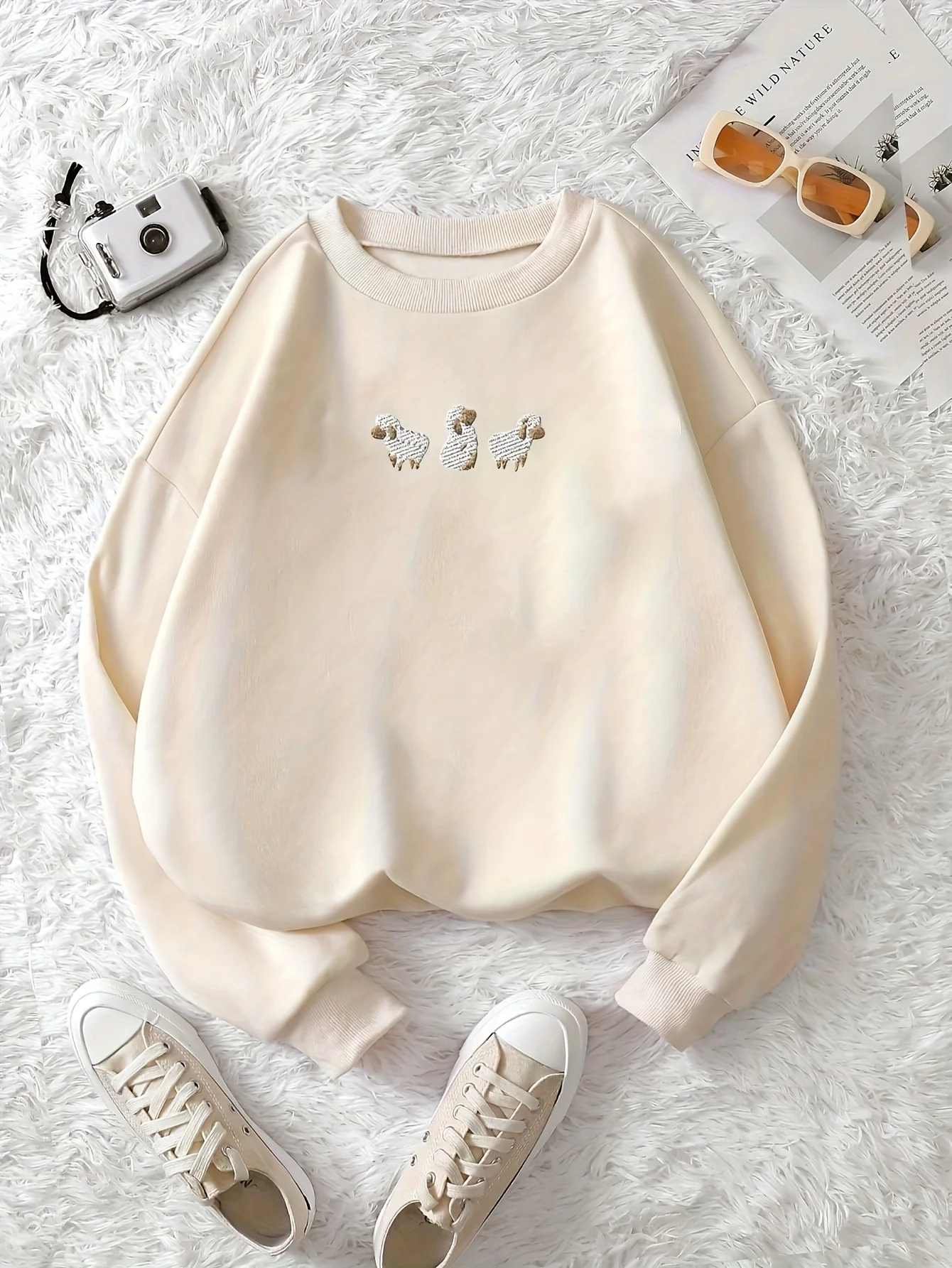 

Women's Cozy Fleece Pullover Retro Vintage Sweatshirt with Round Neck, Long Sleeves Embroidered Cute Lamb Pattern Hoodies Y2K