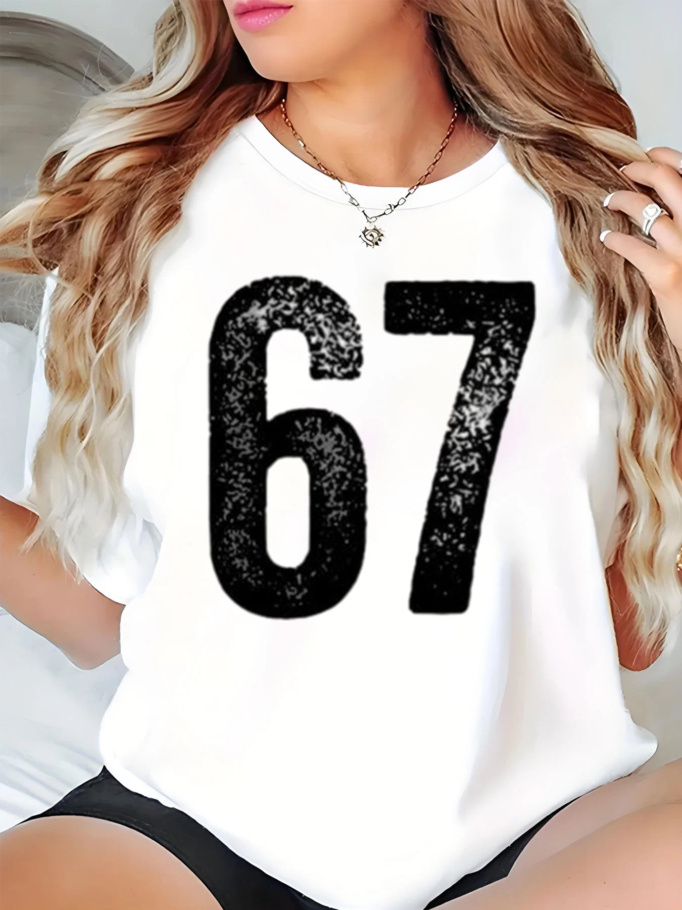 تي شيرت نسائي أبيض مع 67 طباعة كاجوال كبير الحجم للارتداء اليومي وأزياء الشارع #1