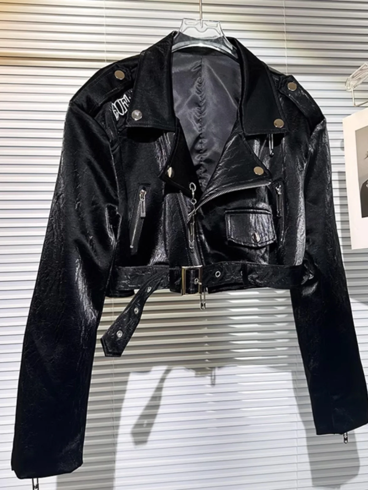 جاكيت نسائي من الجلد الصناعي المطرز بتصميم فتاة البانك، موديل جديد للربيع، أنيق للتنقل اليومي، تصميم مستقيم