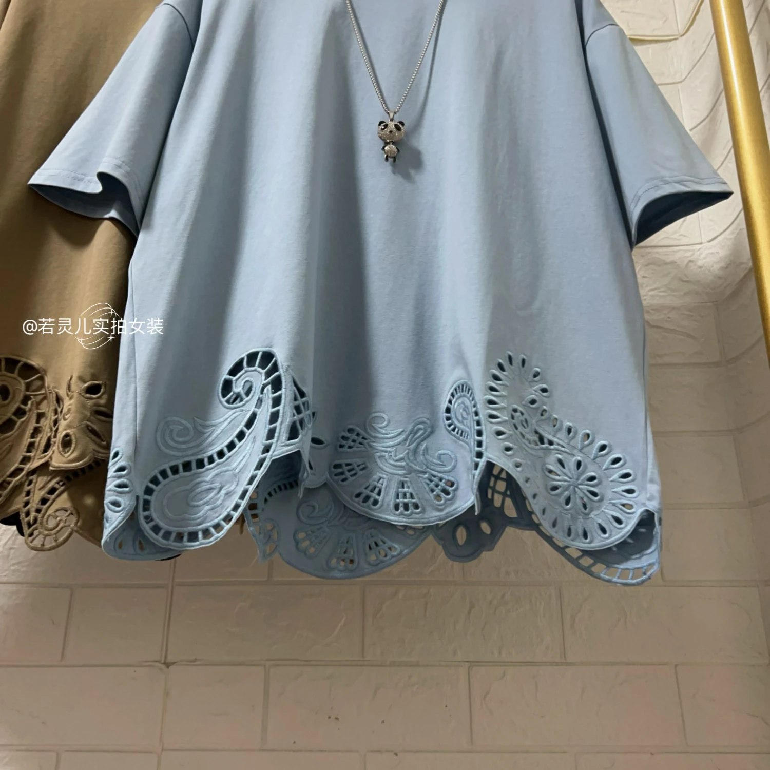 تي شيرت نسائي كاجوال فضفاض مناسب بتصميم مجوف وأكمام قصيرة