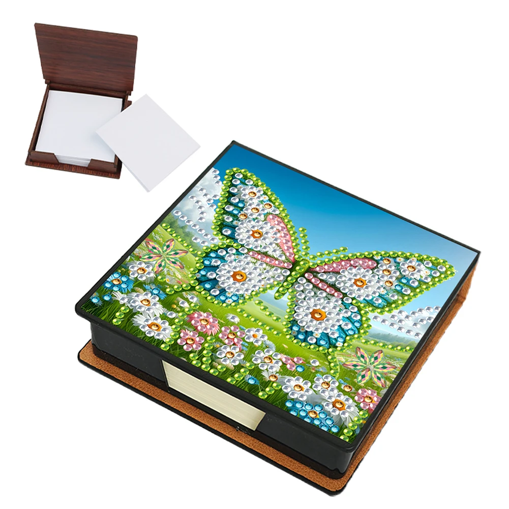 

Коробка для блокнотов с алмазной живописью «Бабочка» из искусственной кожи содержит 150 листов бумаги