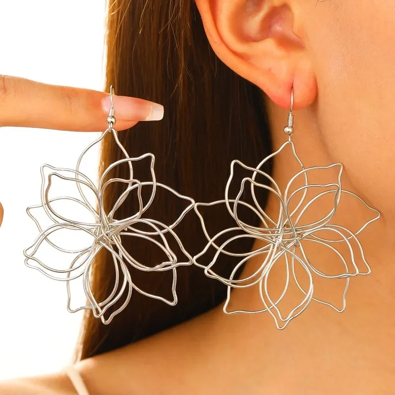 1pair Vintage Mental Hollowing Out Flower Earrings Geometric Design Sense Lotus Flowers Exaggerate Ear Ring Jewelery Women