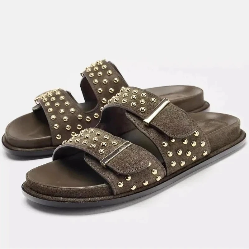 

Дизайнерские тапочки с заклепками и пряжкой на ремне, женские замшевые повседневные нескользящие пляжные туфли, женские модные брендовые сандалии на плоской подошве в стиле ретро, женские шлепанцы