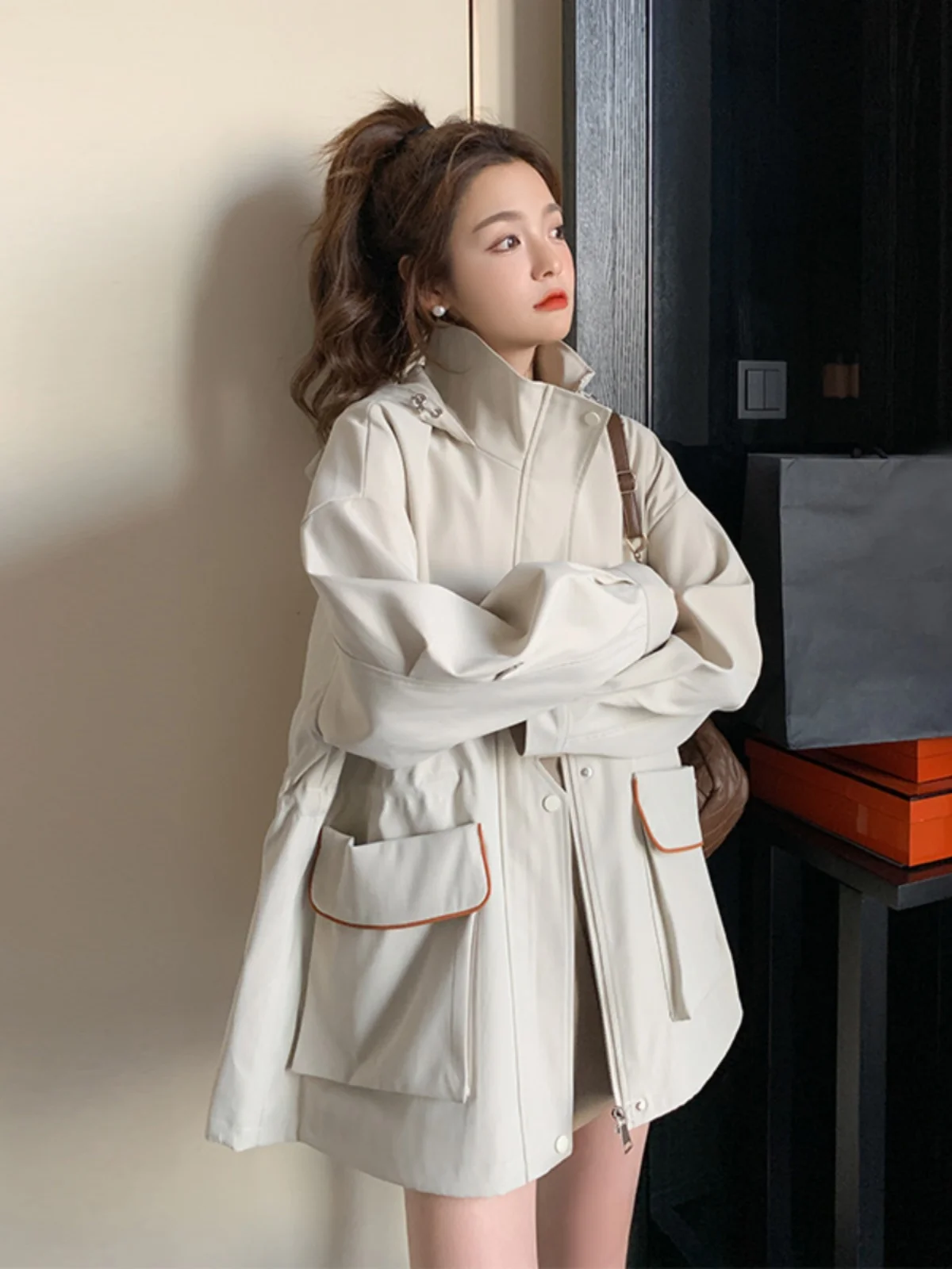 

Стильное женское длинное пальто с капюшоном на весну-осень, повседневное, больших размеров, в корейском стиле, на молнии, прямого кроя