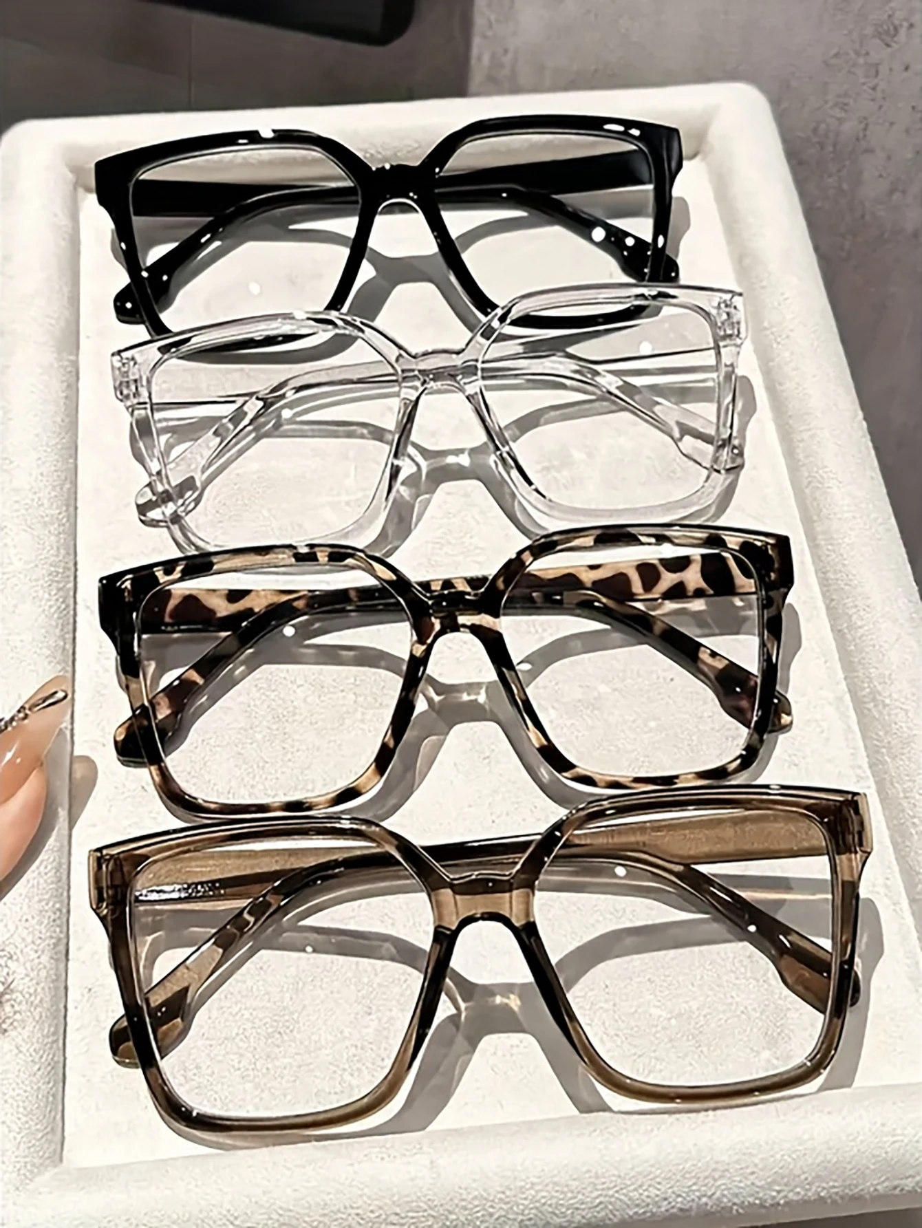 4-teilige elegante, schlichte und stilvolle geometrische Brille mit transparenten Gläsern, geeignet zum täglichen Lesen im Büro