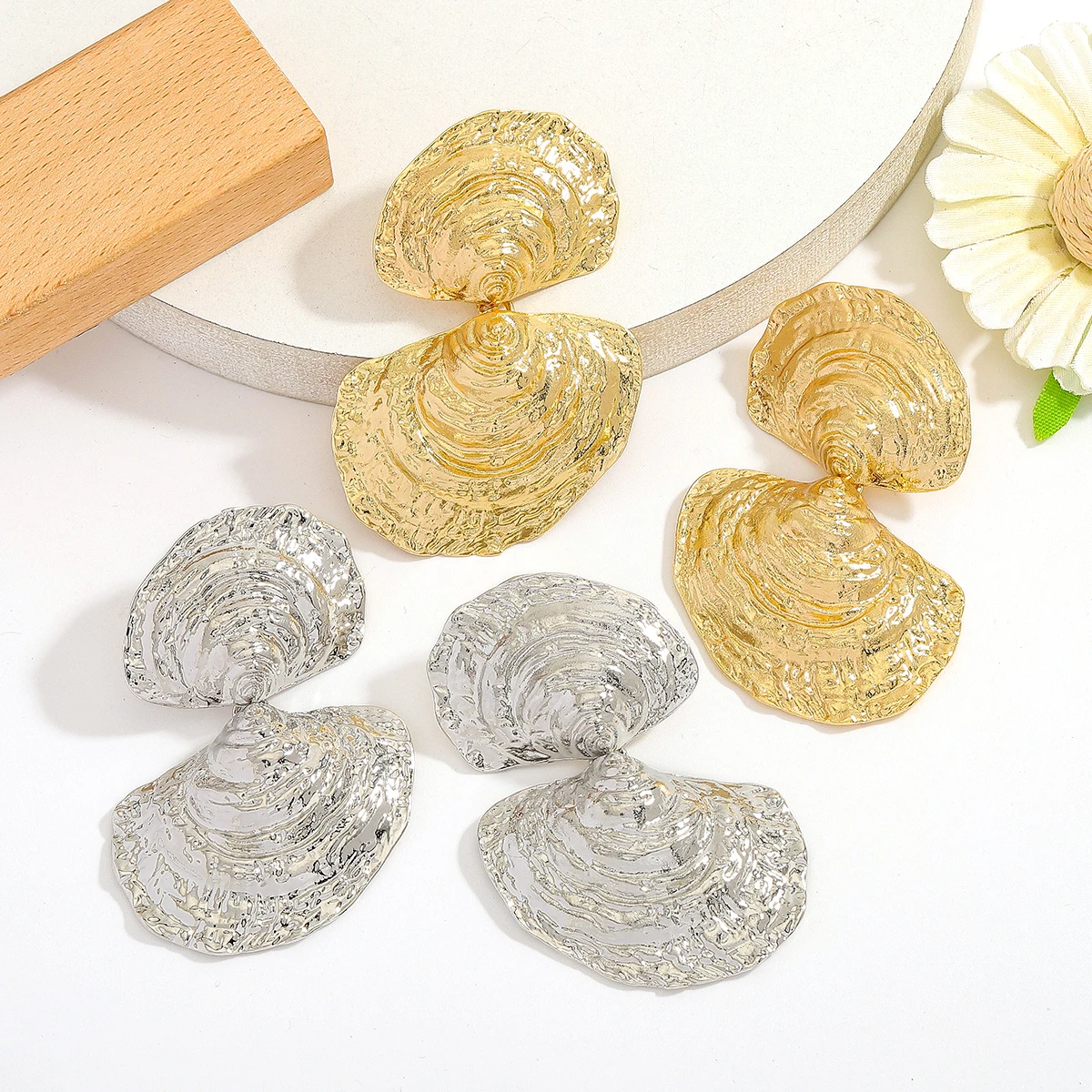 

2025 New 2pcs Chic Shell Shape Clip Earring For Woman Shimmering Gold Color Sector Earrings Fashion Unique Holiday Beach Jewelry