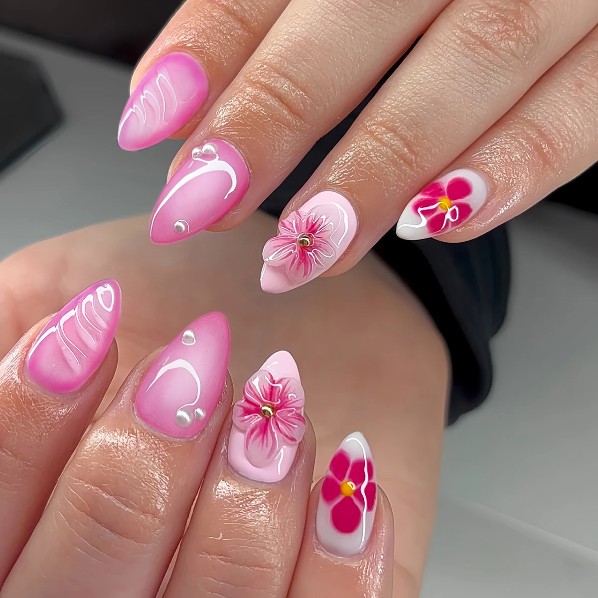 

24Pcs Short Oval Fake Nail Tips Pink Sweet Lovely 3D Flower Almond Nails Set Full Cover Small Pearl Design Fashion Wearable Nail